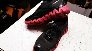 tenis da sola vermelha