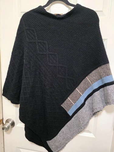Poncho tejido asimétrico negro con patrones texturizados a rayas 100 % cachemir - Imagen 3 de 12