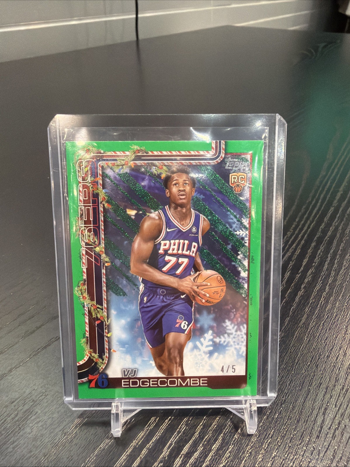 2025-26 Topps Holiday VJ Edgecombe (RC) #H163 Philadelphia 76ers Green /5 Rare