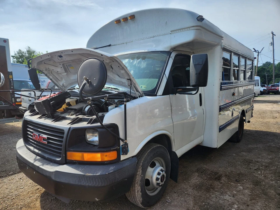 6.0 Engine With 57k Miles 03 -07 2005 Gmc Savana, Chevy Express  3500-2500 - Image 2 of 4