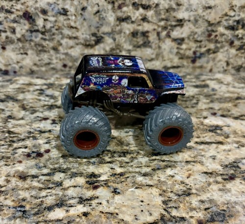 Spin Master Monster Jam Zombie Vs Hunter Son-Uva Digger Truck New 1:64 - Picture 3 of 5