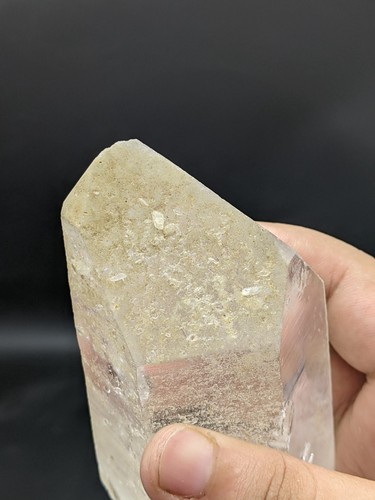 Cristallo di quarzo trasparente naturale con cristallo di axinite pleocroico all'interno 546 grammi - Foto 16 di 16