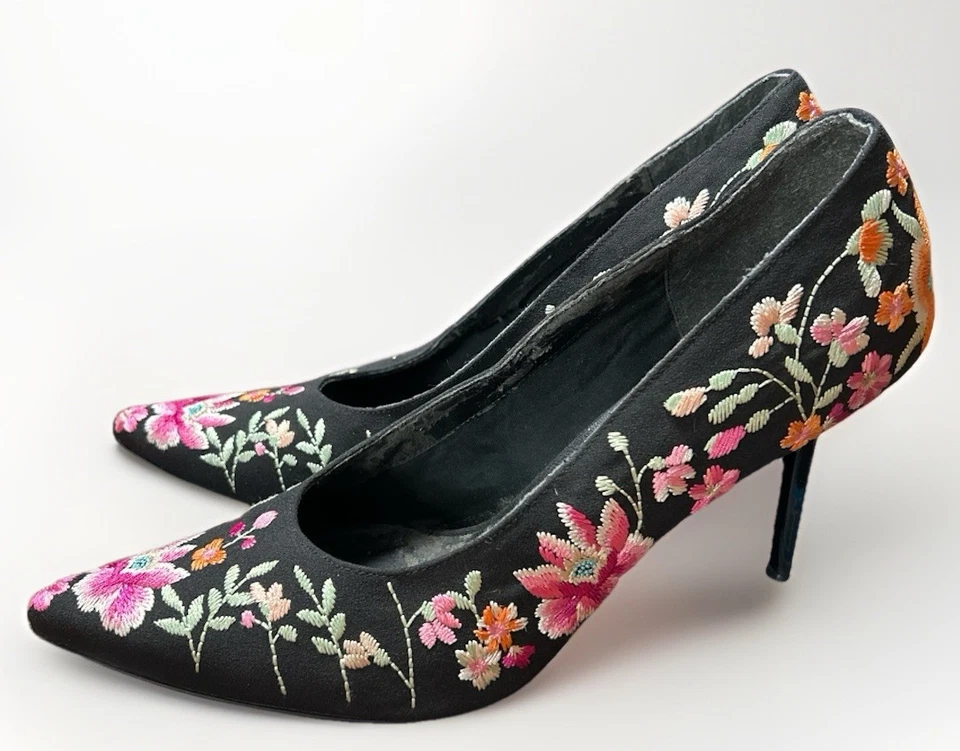 Zapatos de tacón de aguja Beverly Feldman negros florales bordados 10 M Foto 2 de 4