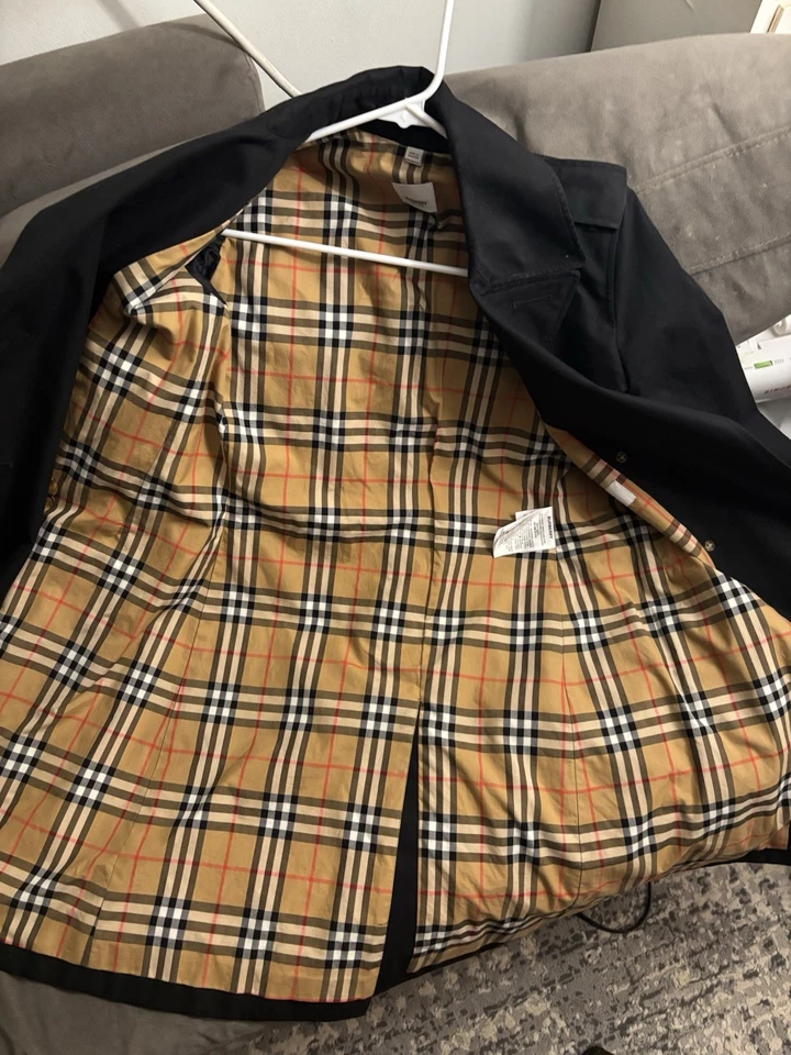 Trench coat curto BURBERRY Kensington, [USADO] serve em um tamanho pequeno  - Imagem 4 de 4