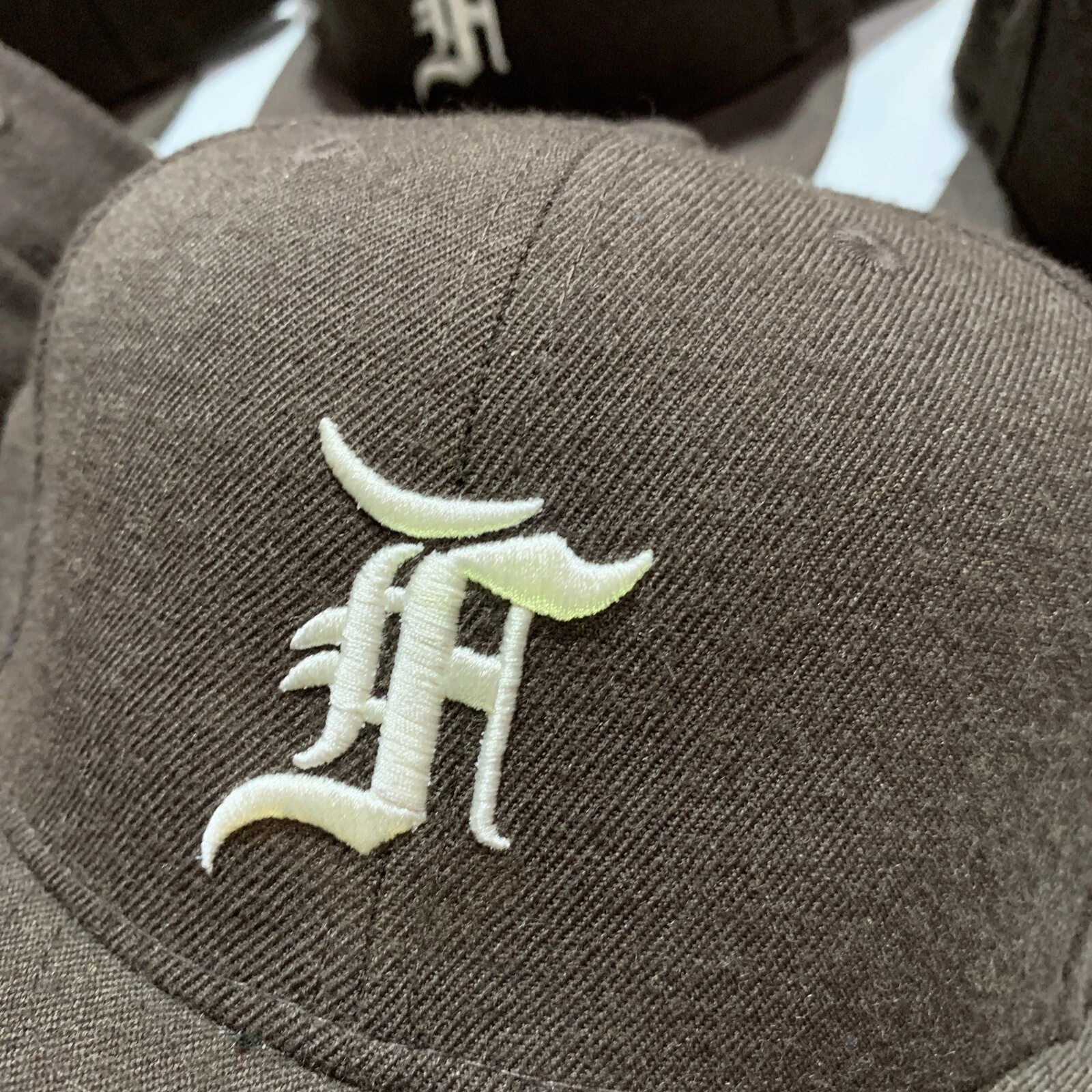 New Era x Fear of God Essential 59FIFTY marrone aderente taglia 8 nuovissimo