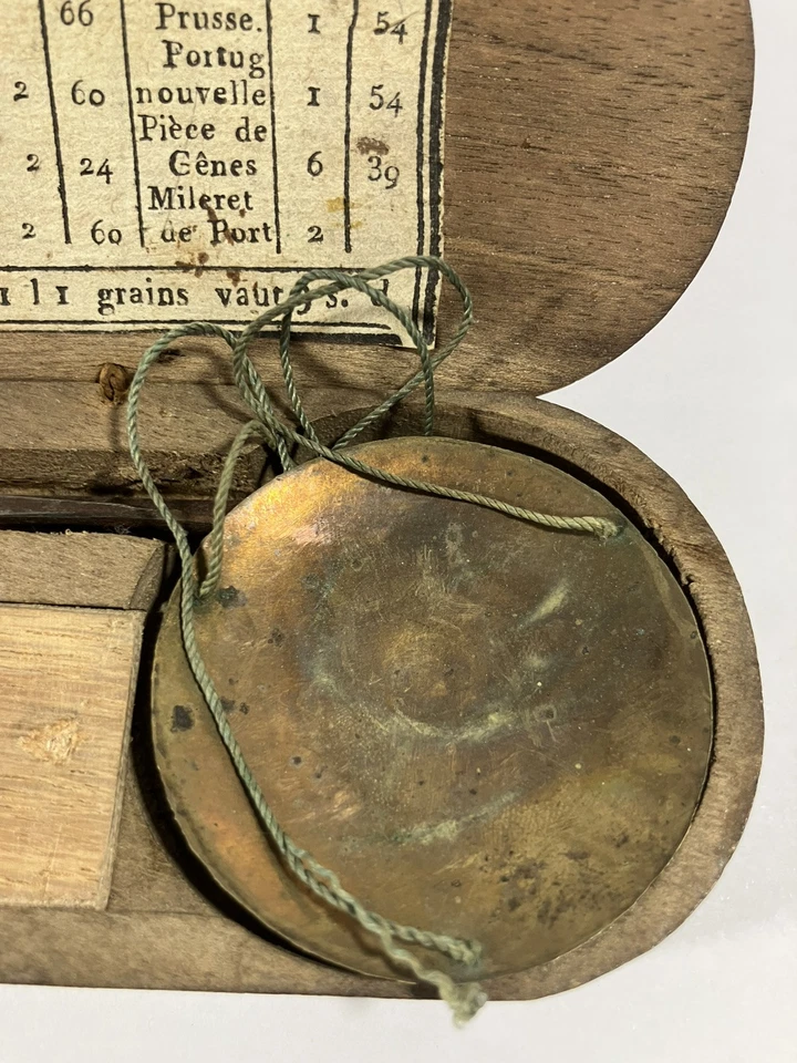 Balance monétaire ou Trébuchet en laiton dans sa boite en bois XVIII - XIXe - Photo 4/4