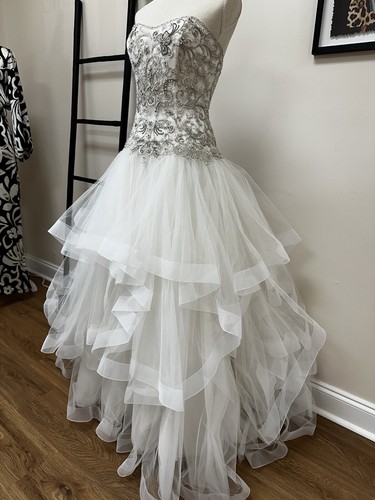 Strapless Wedding Dress with a beaded corset and a layered tulle skirt/S - Picture 2 of 12