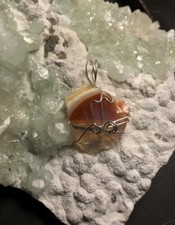 Pendentif naturel opale de rocher brut enveloppé argent sterling fait main Colorado