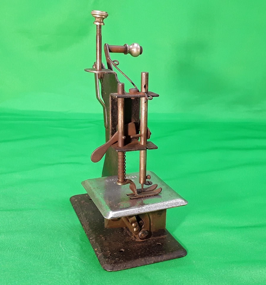 PETITE MACHINE A COUDRE ENFANT- SMJ - A MANIVELLE - Photo 3/4