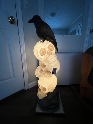 Cracker Barrel Totenkopf Stapel mit Rabe Blasform Halloween 2024 3ft
