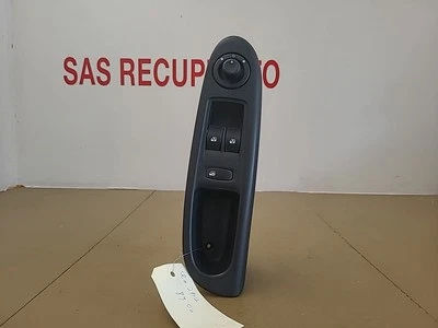 Commande de lève vitre avant gauche RENAULT Clio 2 Phase 2 Ref : 8200319427 - Photo 1/3