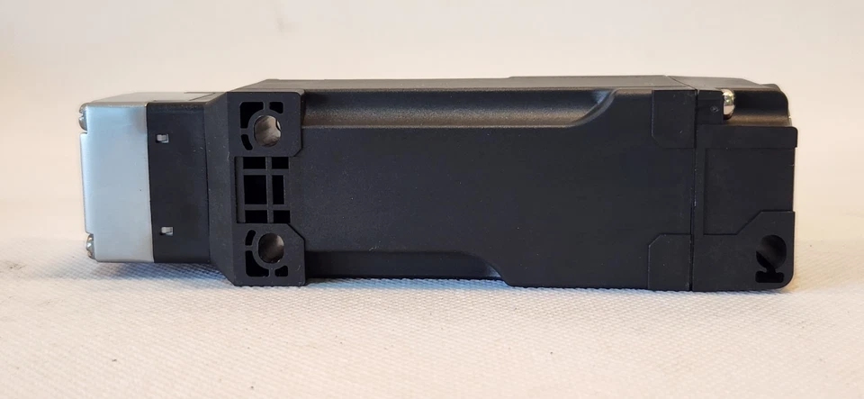 New IDEC HS5L-VD44M-G Safety Door Lock Switch (replaces HS5E-VD4) - Image 4 of 4