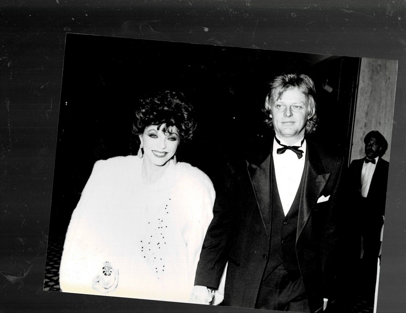 SUPER RARE!! 8X10 VINTAGE LOVELY SEXY JOAN COLLINS & HUSBAND BPUBLICITY PHOTO!!