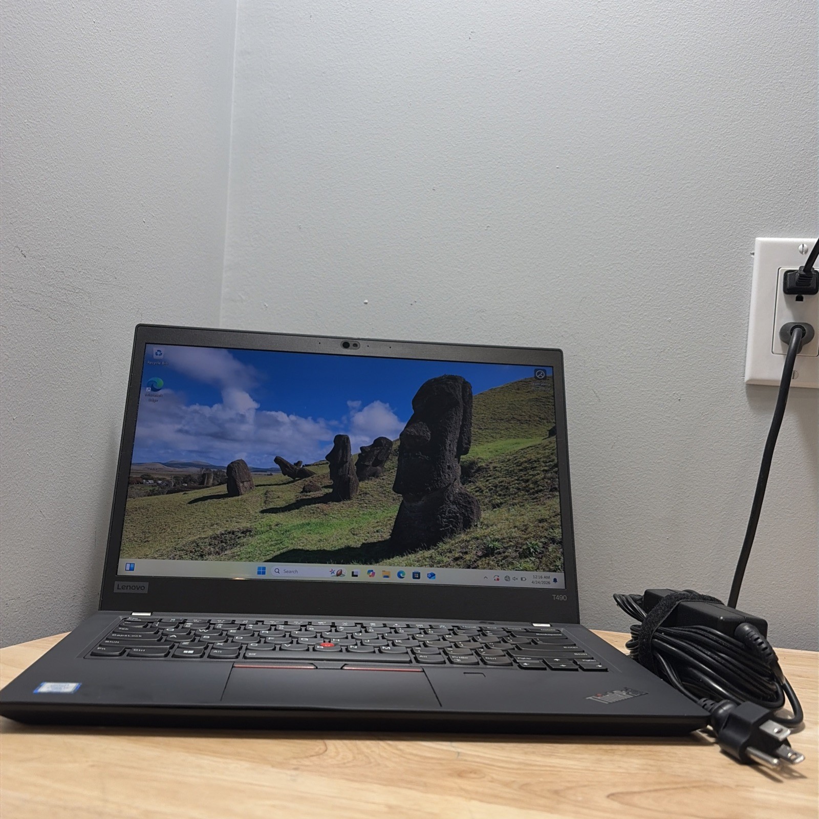 Lenovo ThinkPad T490, 14-Inch Laptop, with INTEL CORE I7-8665U, 256 GB SSD (Solid State Drive), Windows 11 Pro