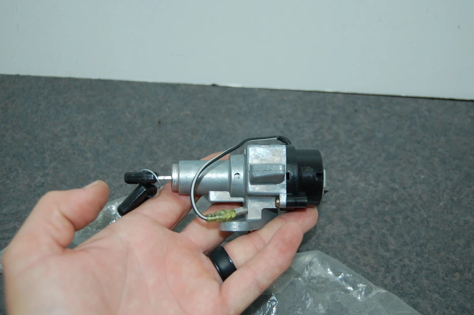 NUEVO ORIGINAL YAMAHA 2EK-82501-00 INTERRUPTOR PRINCIPAL 2 LLAVES BLOQUEO DIRECCIÓN RAZZ SH50 Foto 3 de 4