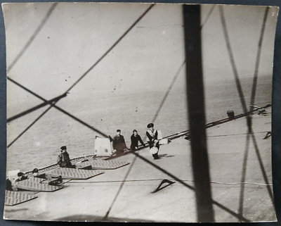 OFFIZIELLES FOTO eines ''FAIREY SWORDFISH''-FLUGZEUGS, DAS AUF EINEM ESCORT CARRIER LANDET