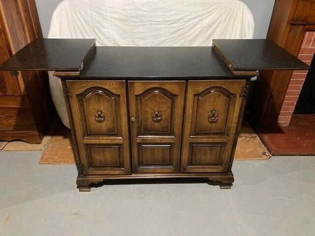 DE COLECCIÓN (AÑOS 60) GABINETE DE BARRA SECA ABATIBLE CON JUEGO DE VIDRIO / RUEDAS / ESTANTE PARA VINOS - PROPIETARIO ORIGINAL Foto 2 de 4