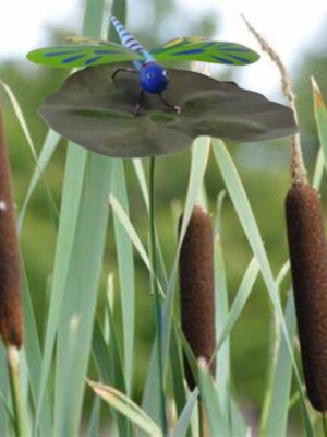 Handgefertigte Metalllibelle auf Lilypad Teich Garten Skulptur auf Stock/Pfahl.