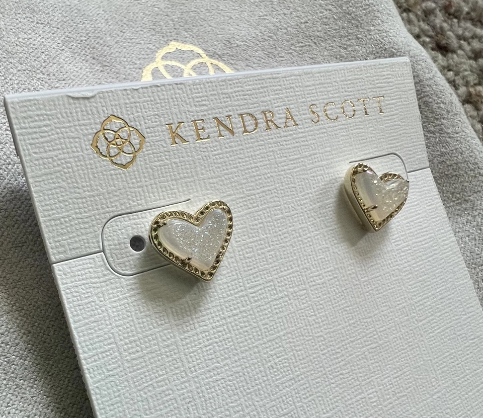 Kendra Scott Ari 心形金色耳钉 Iridescent Drusy 耳环 — 第 3/4 张图片