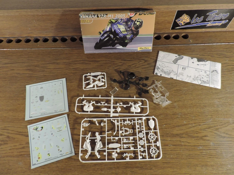 Heller 1:24 Yamaha YZR-M1 2005 mit Fahrer - Bild 2 von 4