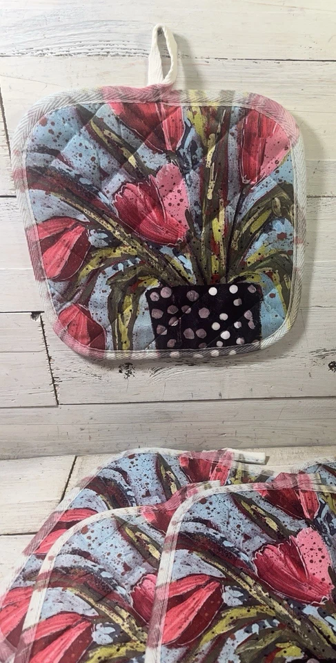 Tulipanes rosas en jarrón de lunares blanco y negro soporte prensado por Jenny Elkins Foto 3 de 4