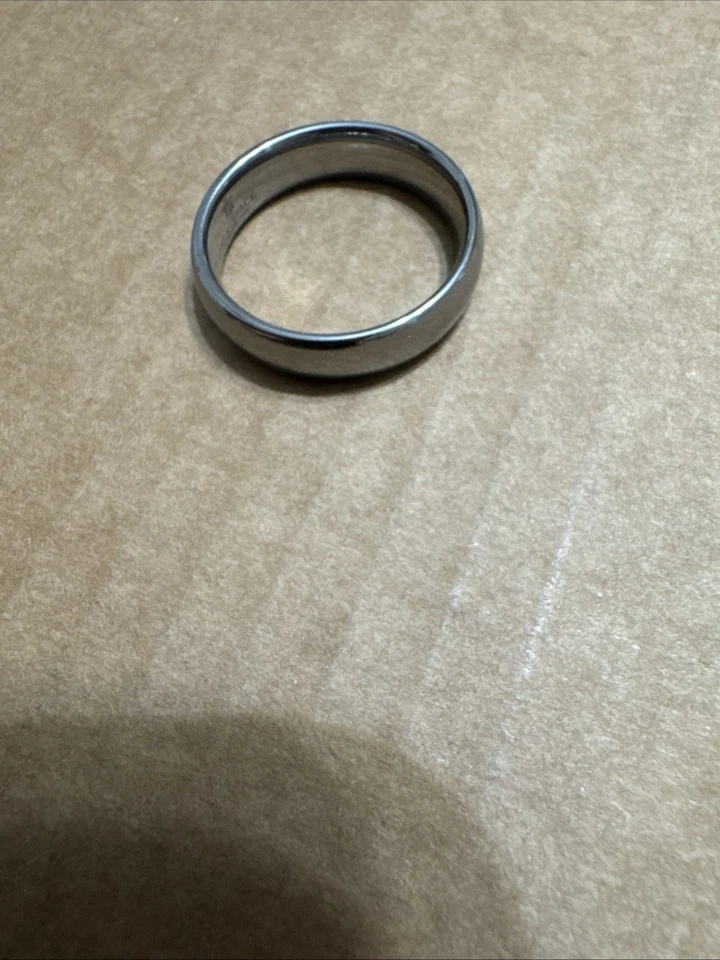 Anillo de tungsteno con acabado metálico para pistola para hombre talla 12 Foto 4 de 4