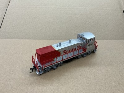 CONCOR HO SCALE DIESELLOK MP15 SANTA FE SILBER & ROT N.1215 DCC!