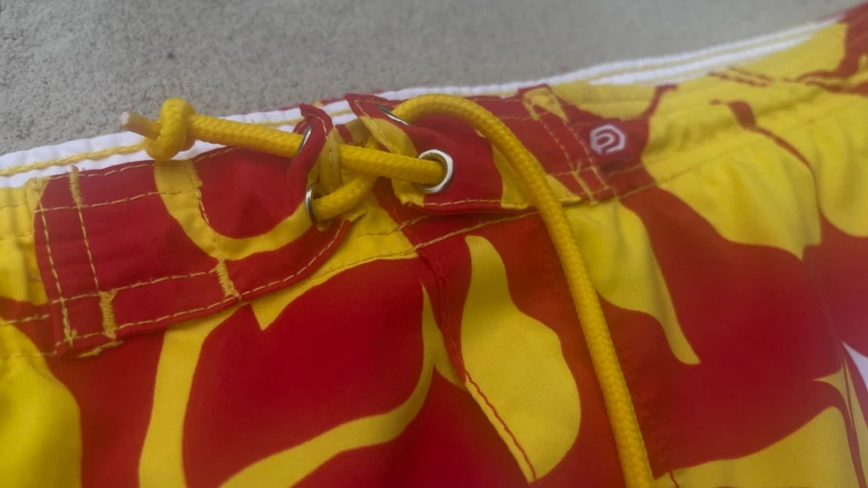 OP 复古亮色夏威夷花卉红色和黄色大号男式泳裤短裤 — 第 3/4 张图片