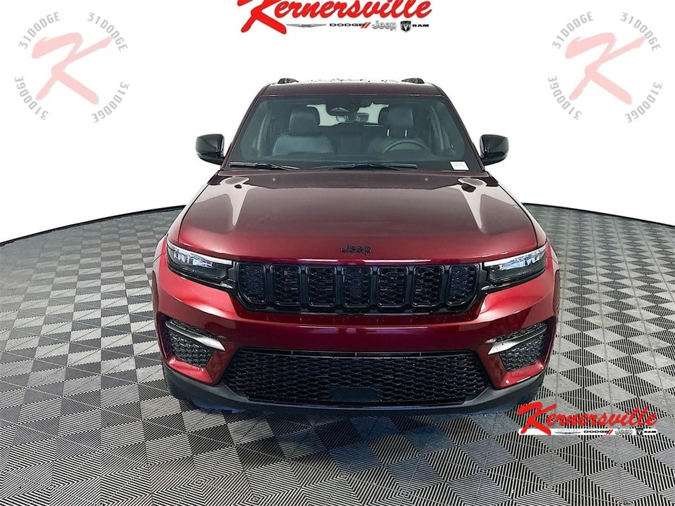 2025 Jeep Grand Cherokee Altitude 4WD 4dr SUV Leather Heated Seats Remote Start - Image 2 of 4