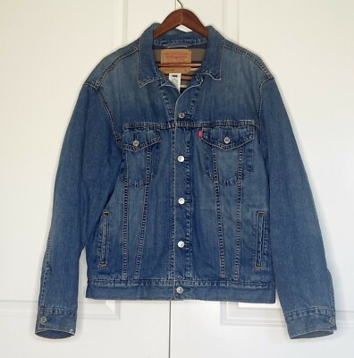 LEVI STRAUSS & CO. DISTRESS BLUE QUILTED DENIM JACKET Size: L