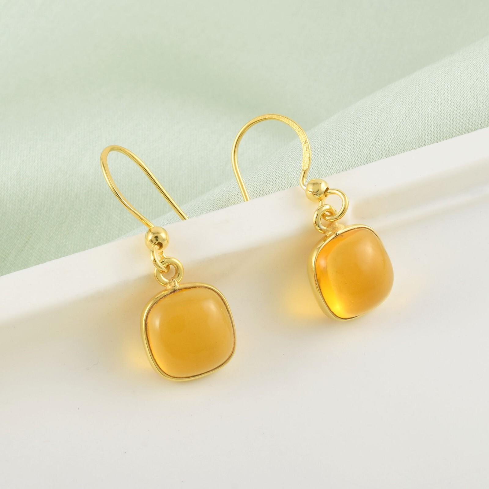 Boucles D'oreilles En Argent 925 Plaqué Or Avec Zircon Cubique Noir 10mm - Forme Coussin, Fermoir Papillon