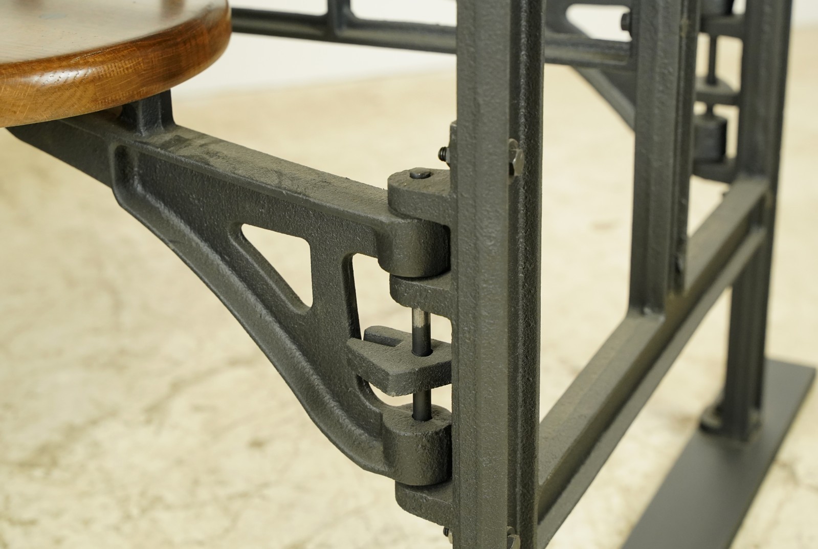 Provincial Industrial Flooring Top 4 Seat Swing Table