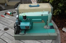 VINTAGE WHITE MODEL 671 SEWING MACHINE
