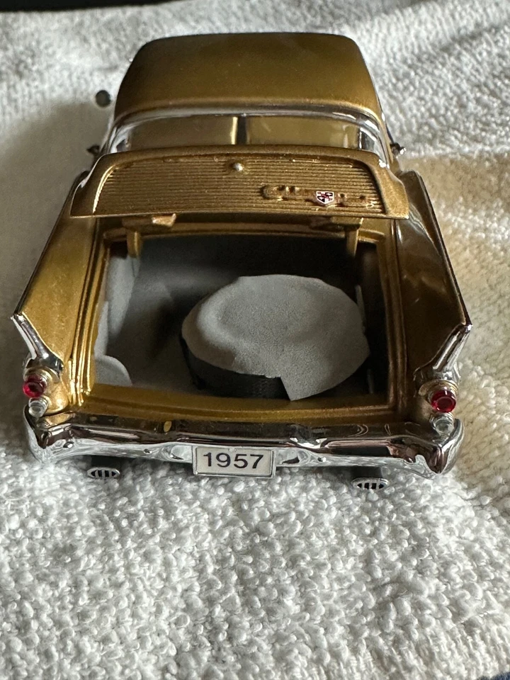Danbury Mint 1957 Studebaker Golden Hawk 1/24 Scale - Image 2 of 4