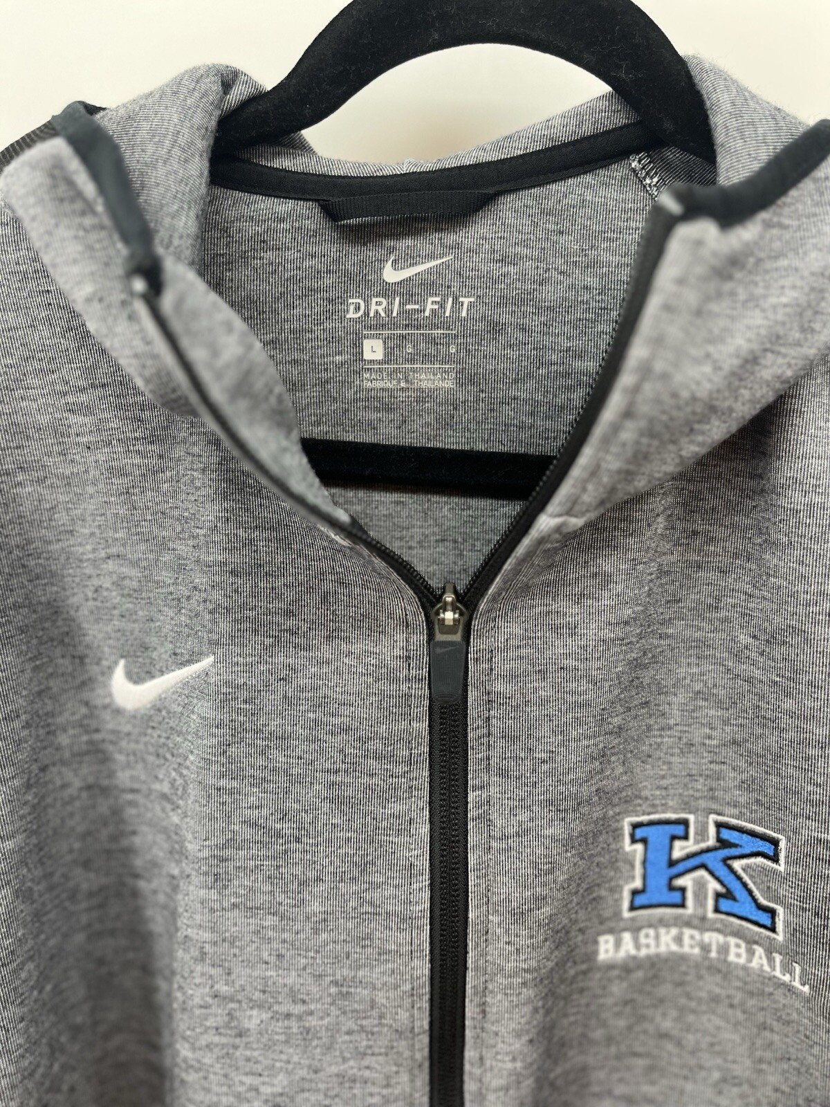 SACAI X NIKE Nike Dri Fit giacca grigia con cappuccio zip intera uomo taglia L logo "K basket" orlo hi lo