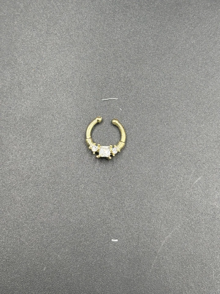 Due Piercing finto per il naso NO FORO in Acciaio chirurgico con veri zirconi - Immagine 4 di 4