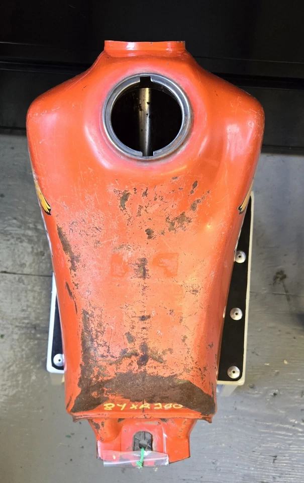 OEM HONDA XR200 1983-1984 TANQUE DE COMBUSTIBLE "ROJO FLASH" 175A1-446-830ZA Foto 3 de 4
