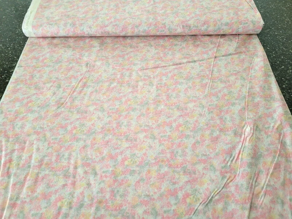 Batidora Nadia's Garden BTY Fabri-Colt Rosa Gris Amarillo Marfil Foto 2 de 2