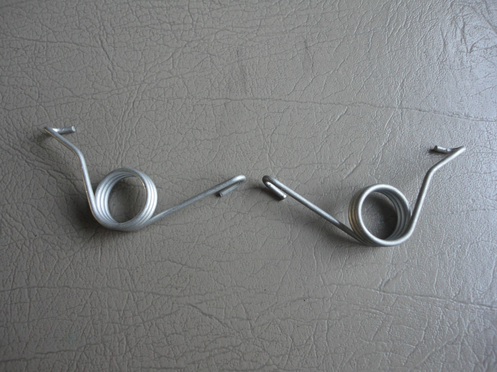 A4 VOLKSWAGEN GOLF JETTA NEW BEETLE REAR CALIPER SPRING SET $29 SHIPPED FROM USA