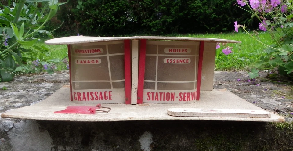 ANCIEN GARAGE POUR PETITES VOITURES - STATION SERVICE - VEEDOL MARCHAL - Photo 1/4