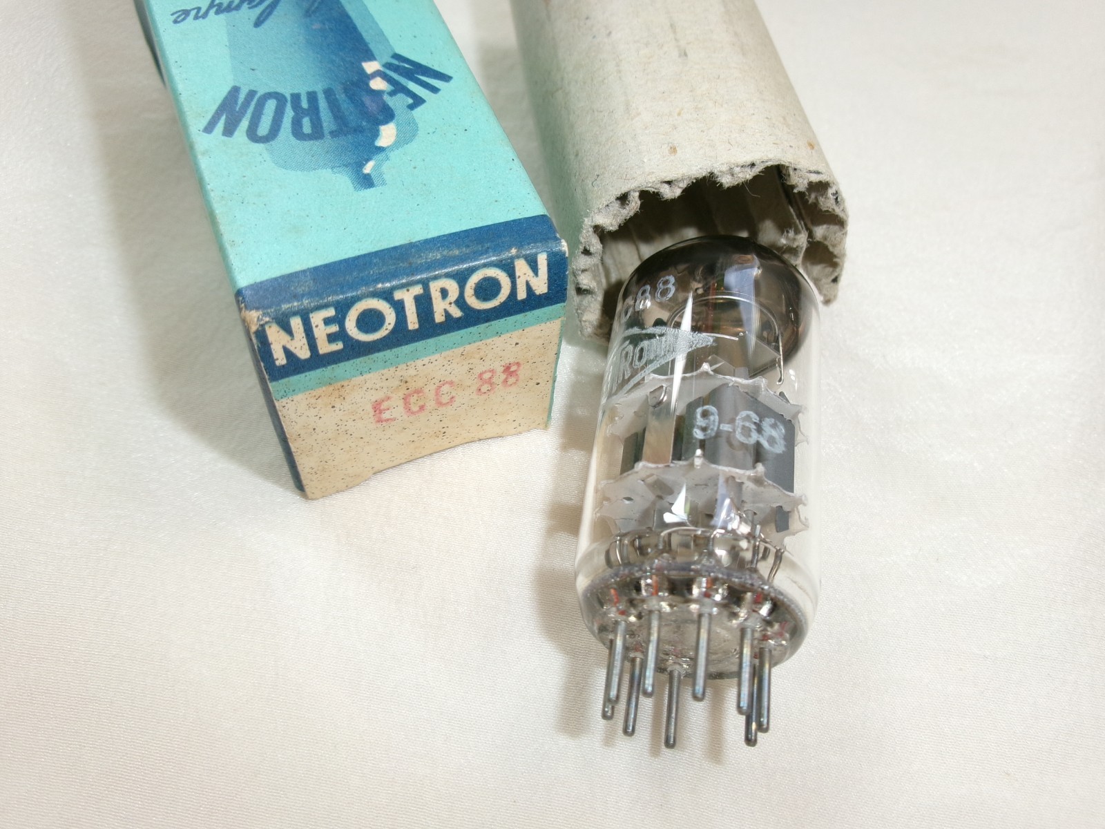 Tube vintage NEOTRON ECC88 6DJ8 d'époque d'une pureté acoustique rare
