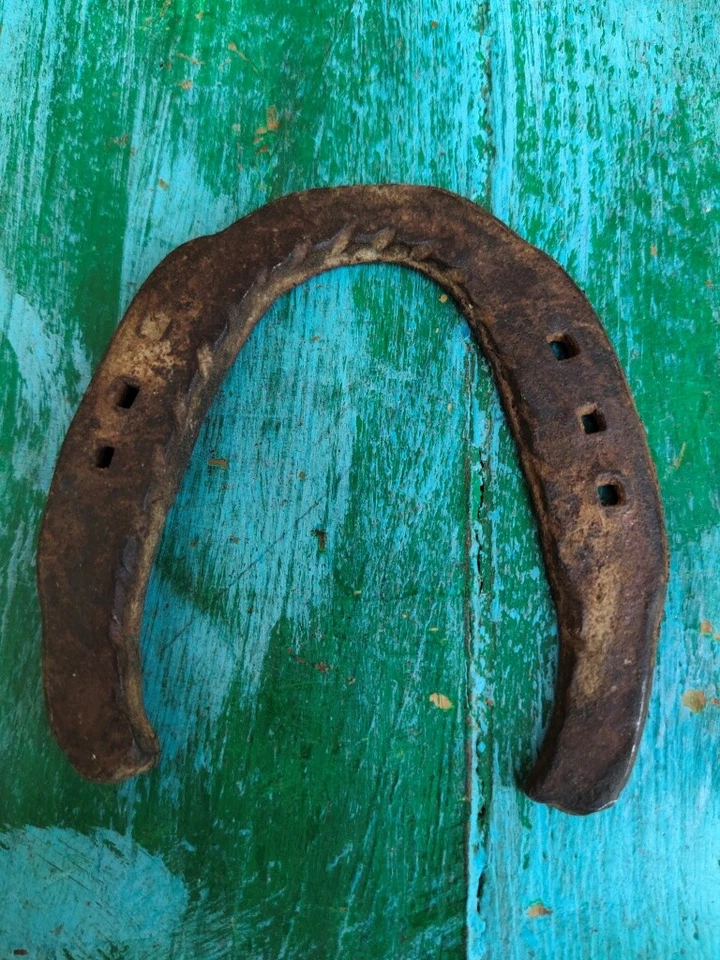 Antiguo anillo primitivo de hierro rústico forjado a mano para zapatos de caballo coleccionable Foto 3 de 4