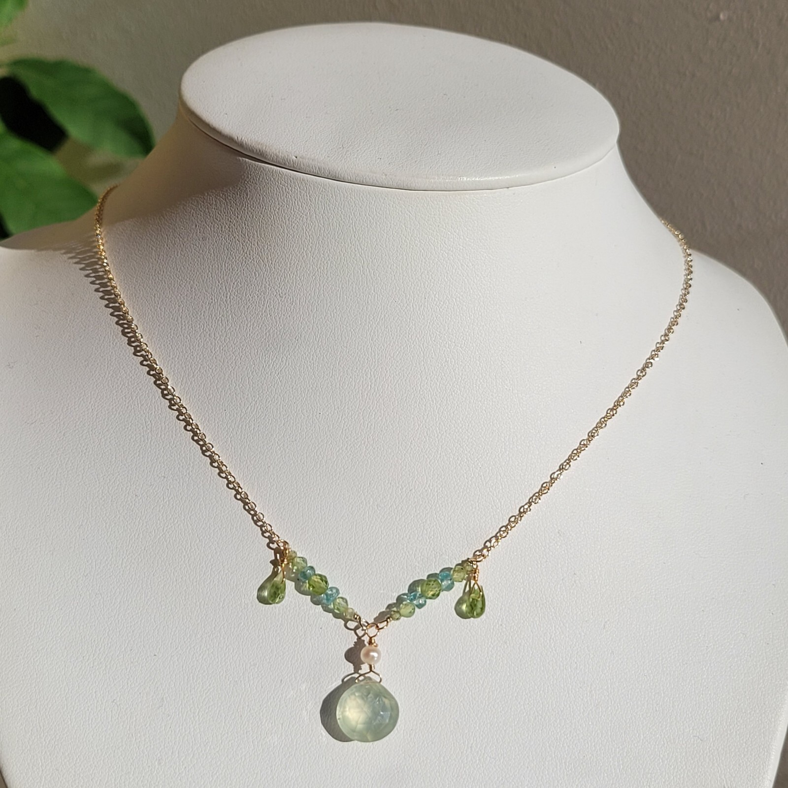 Collier en gold filled et véritable pierre de préhnite verte fait main