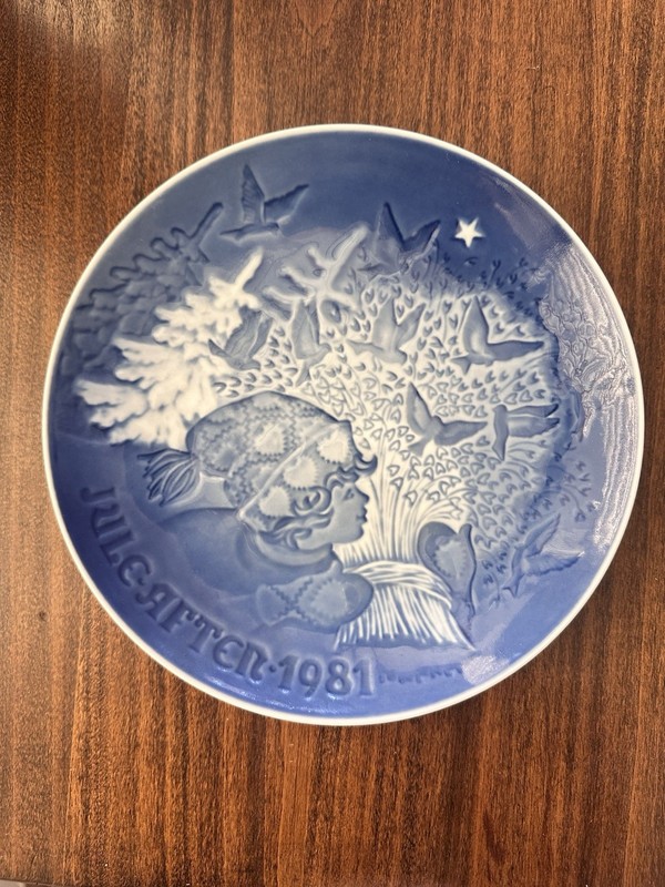 Bing & Grondahl Jule After 1981 Christmas Peace Denmark B&G Blue Plate 7"