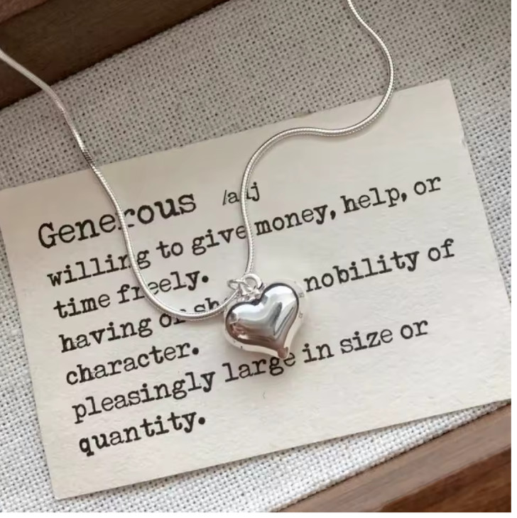 Silver Plated Women's Fashion Heart Pendant Necklace Collarbone Chain