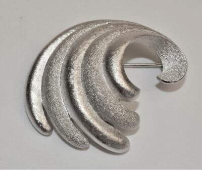 Vintage Gestempelt Trifari Krone Silberfarben Texturiert Welle Form Pin Brosche
