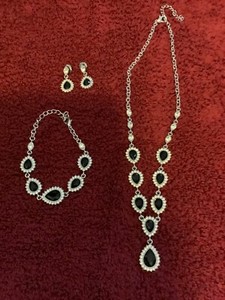 Austrian Crystal & Black Glass Bracelet (6.0-8.50 ) Earrings & Necklace (20-22 )