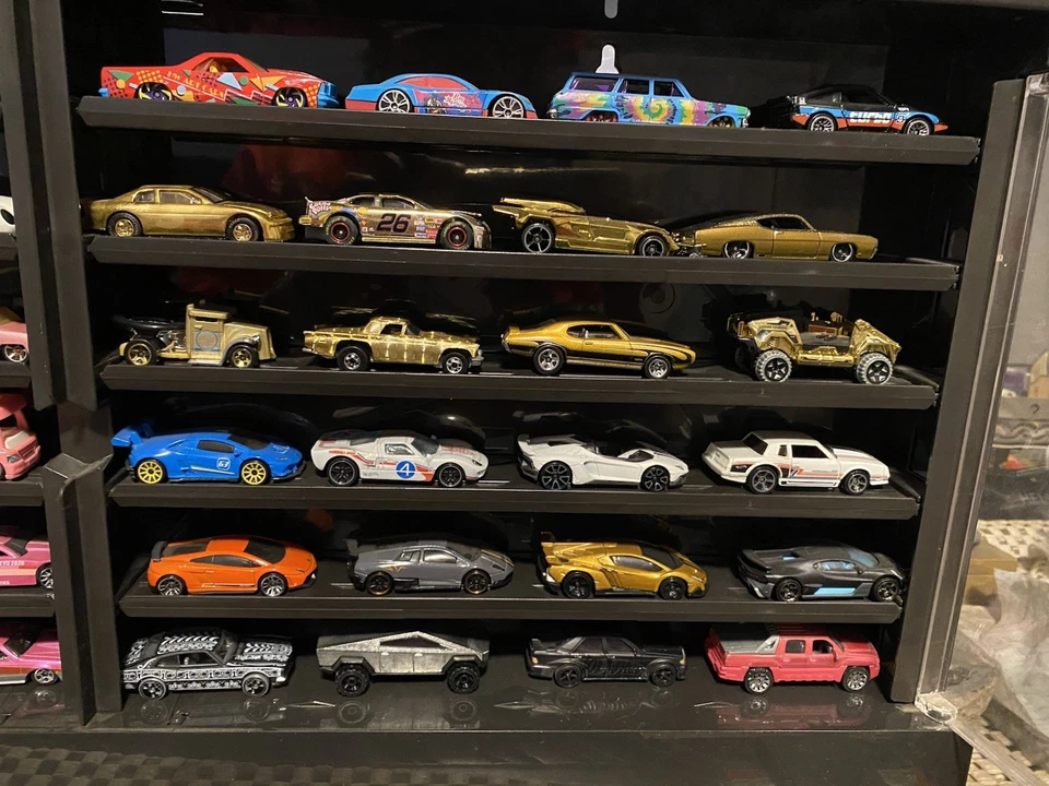 Estuche BMW Hot Wheels y 50 coches Foto 3 de 4