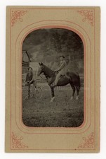 Foto de 1/6 tipo tinte de cabaña de troncos al aire libre para hombre a caballo y bicicleta de 1900