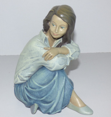 PIAZZA 485977 Thinking of him ENESKO Figur Verliebte Mädchen langes Haar sitzend